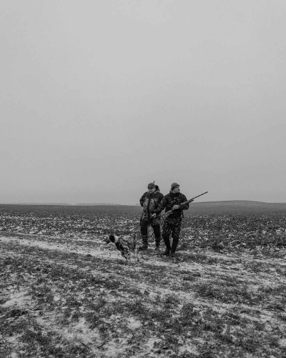 Jäger und Jagdhund während einer Drückjagd